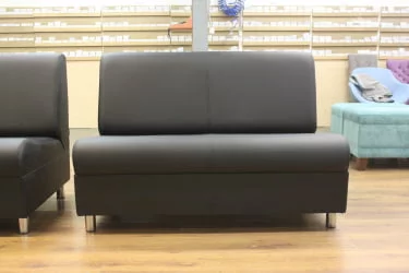 Диван офисный Диванная секция Клерк 3 двойная без подлокотников черный Ecotex 3001