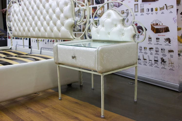 Кровать Аргеста кованая с мягкими царгами Exotica и две тумбочки_1