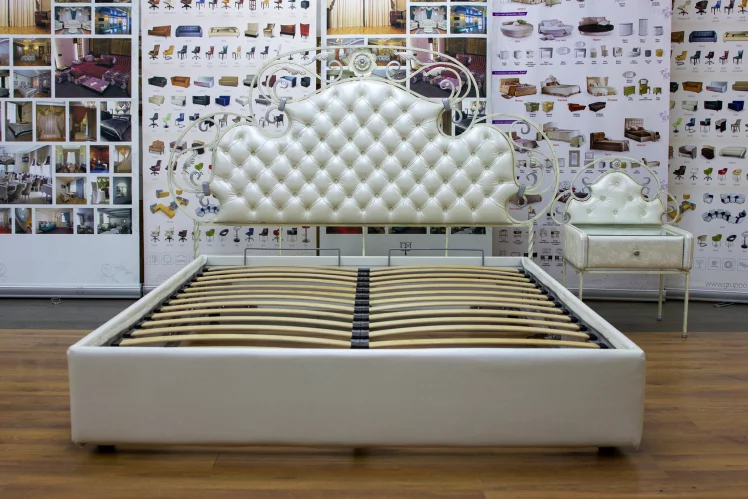 Кровать Аргеста кованая с мягкими царгами Exotica и две тумбочки_5